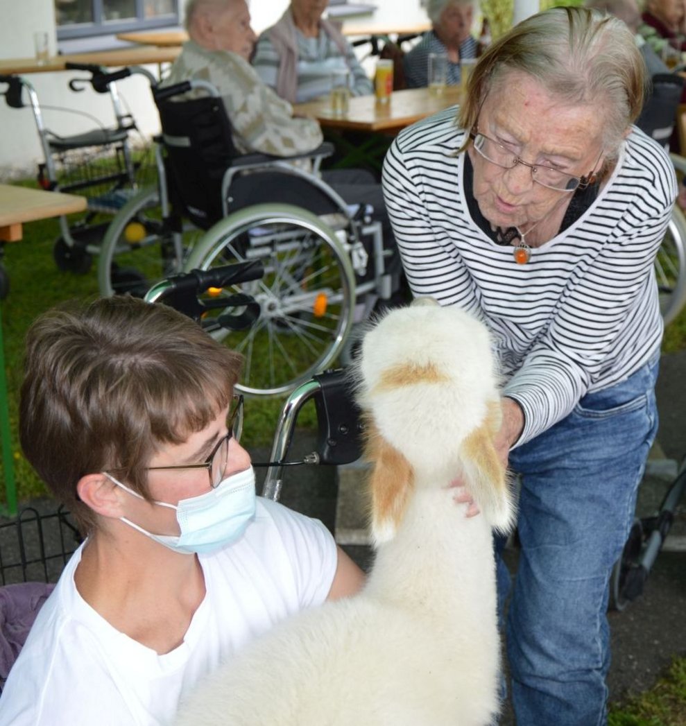 Bewohnerin mit Alpaka