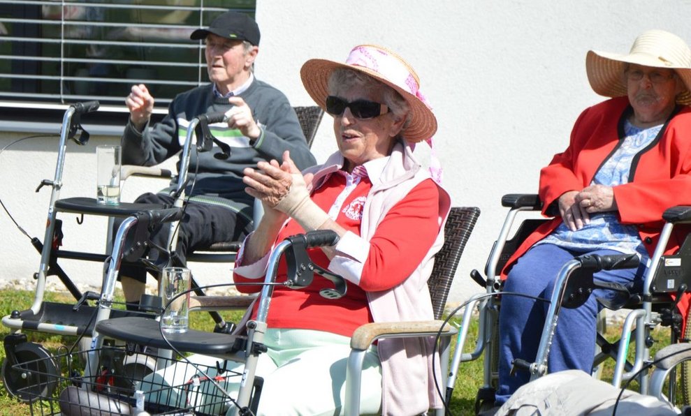 BewohnerInnen klatschen