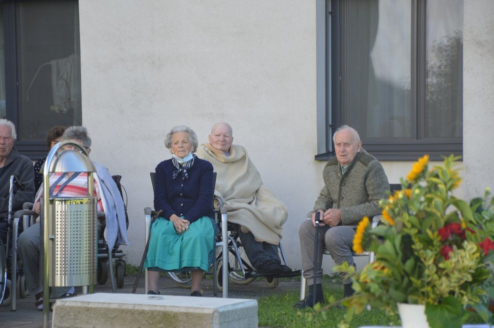 BewohnerInnen im Garten