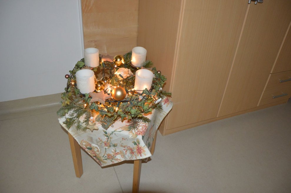 Adventskranz mit weißen kerzen.