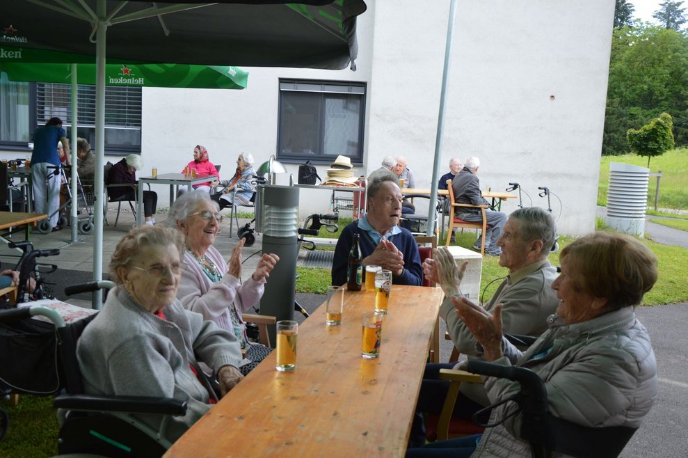 BewohnerInnen sitzen draußen