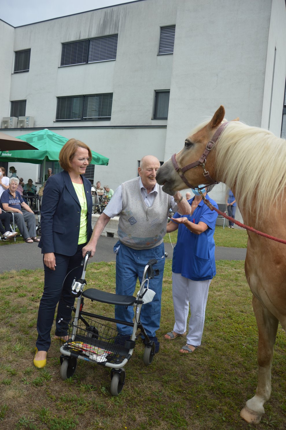 Ein Bewohner erinnerte sich an seine eigenen Pferde und freute sich sehr über den Besuch