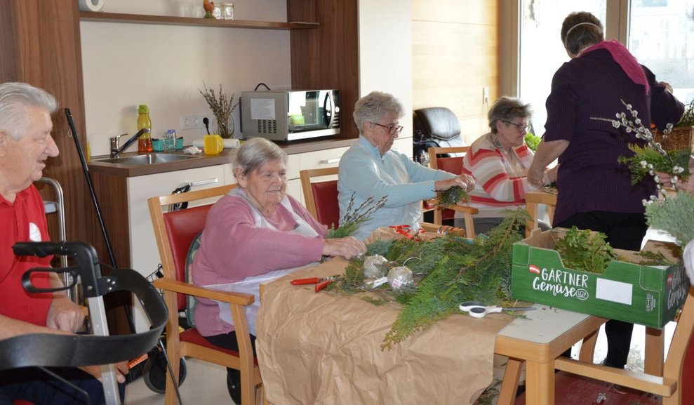 Bewohner: innen binden Palmsträucher 