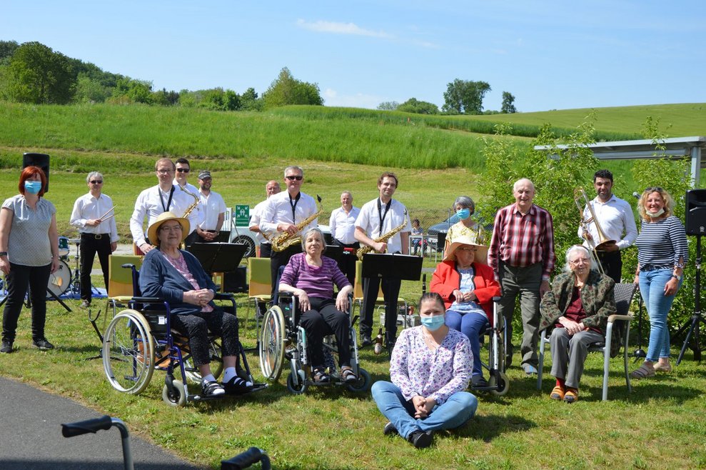 Gruppenbild von BewohnerInnen und Musikanten