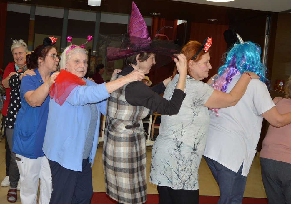 BewohnerInnen und MitarbeiterInnen tanzen mit