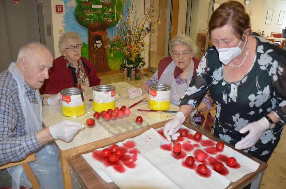 Bewohner: innen Färben Eier