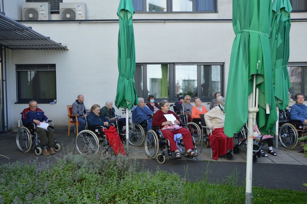 BewohnerInnen sitzen draußen