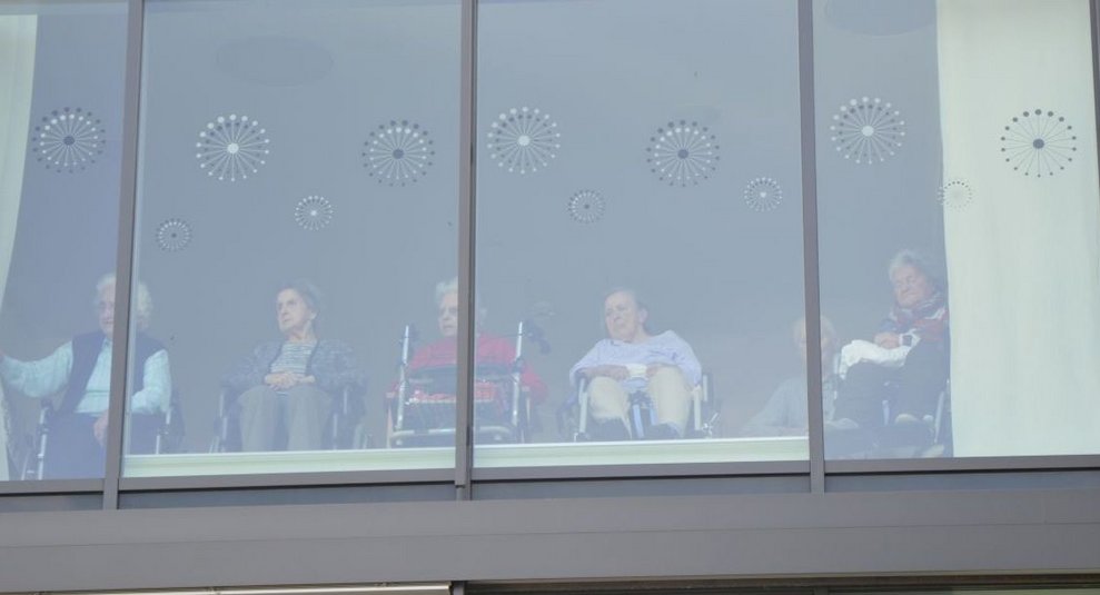 BewohnerInnen sitzen am Balkon