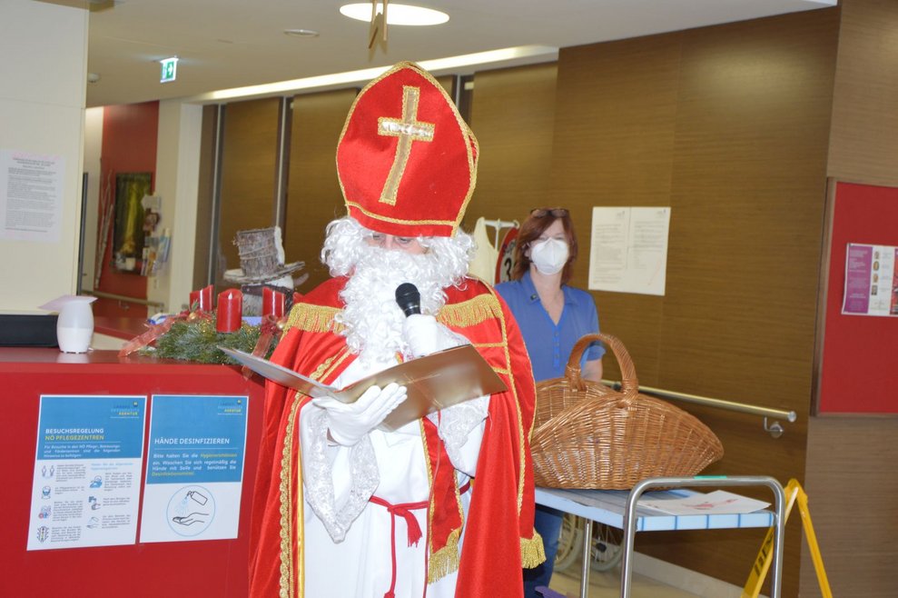 Nikolaus mit Mikrofon