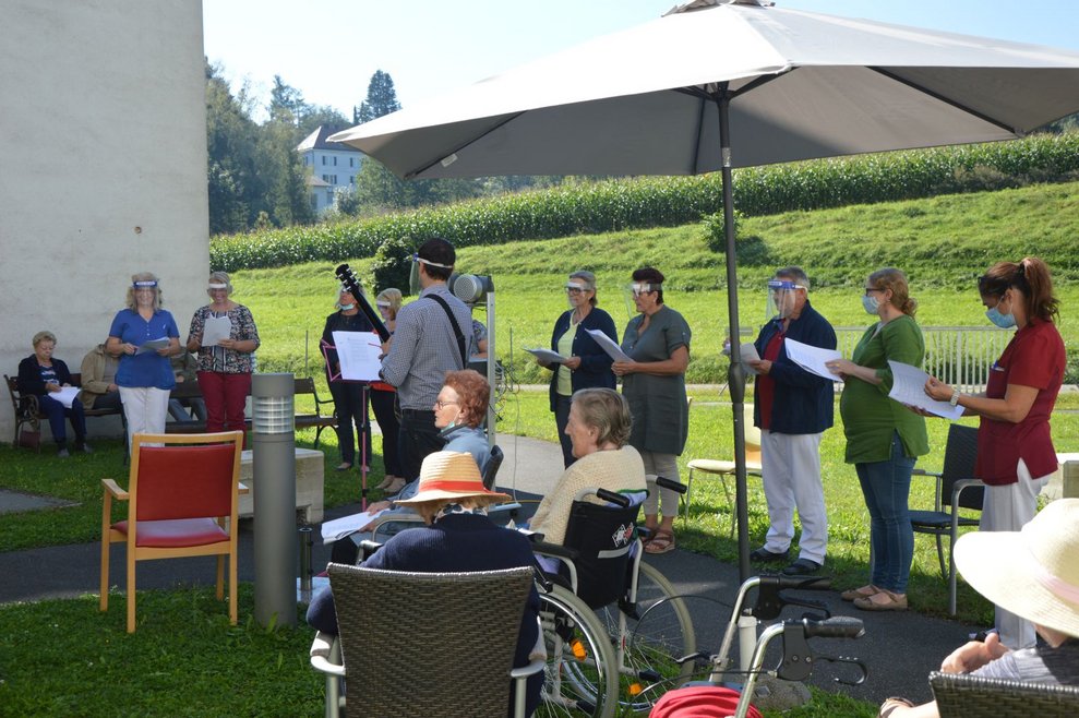 BewohnerInnen stehen draußen