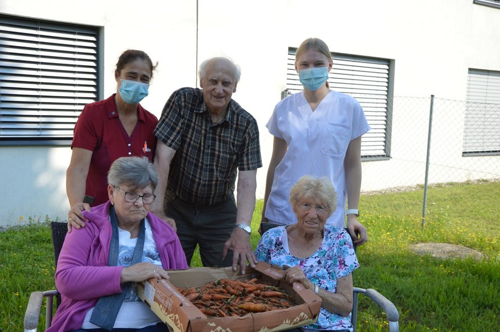 Gruppenbild mit geernteten Karotten