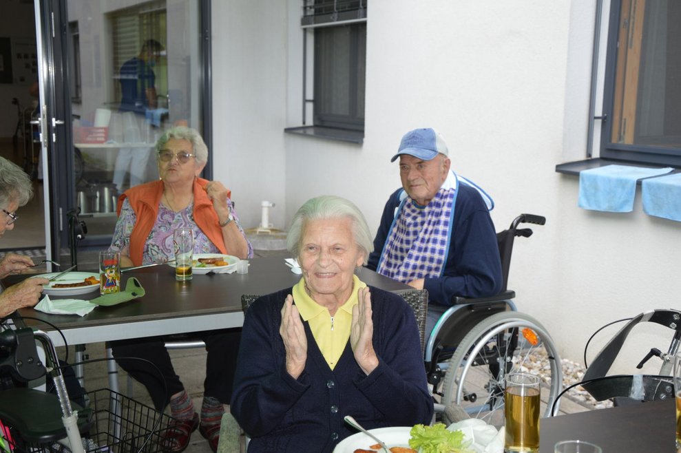 BewohnerInnen sitzen draußen