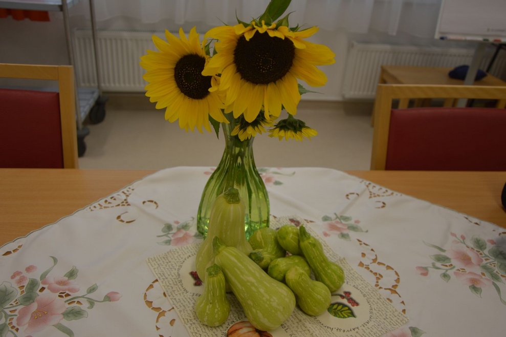 Sonnenblumen und Kürbisse