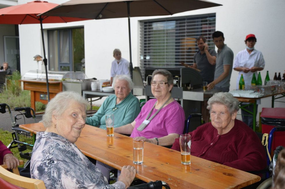 BewohnerInnen sitzen draußen