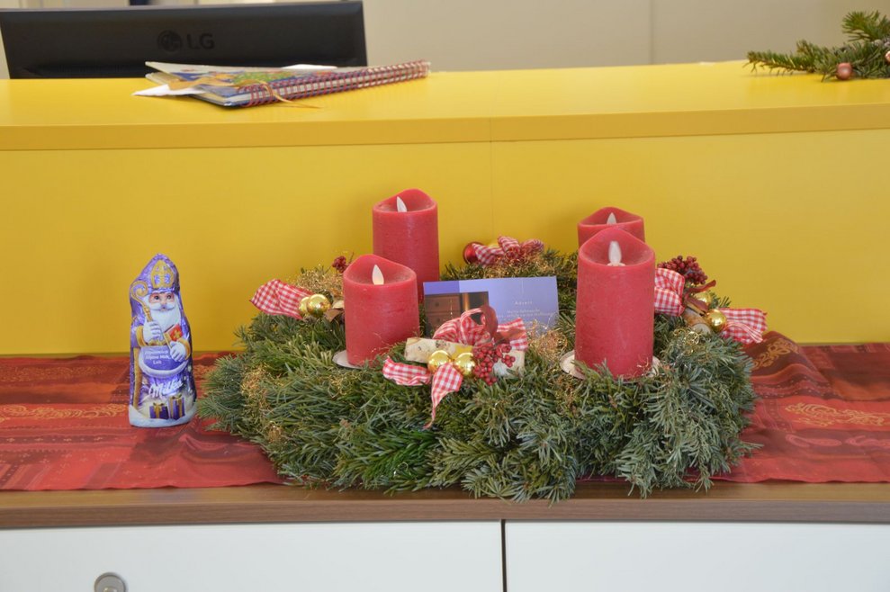 Adventkranz mit roten Kerzen.