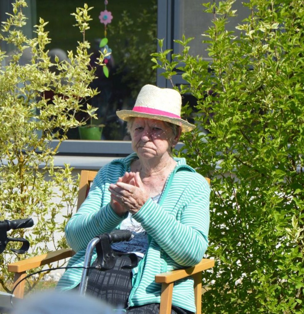 Bewohnerin klatscht zur Musik