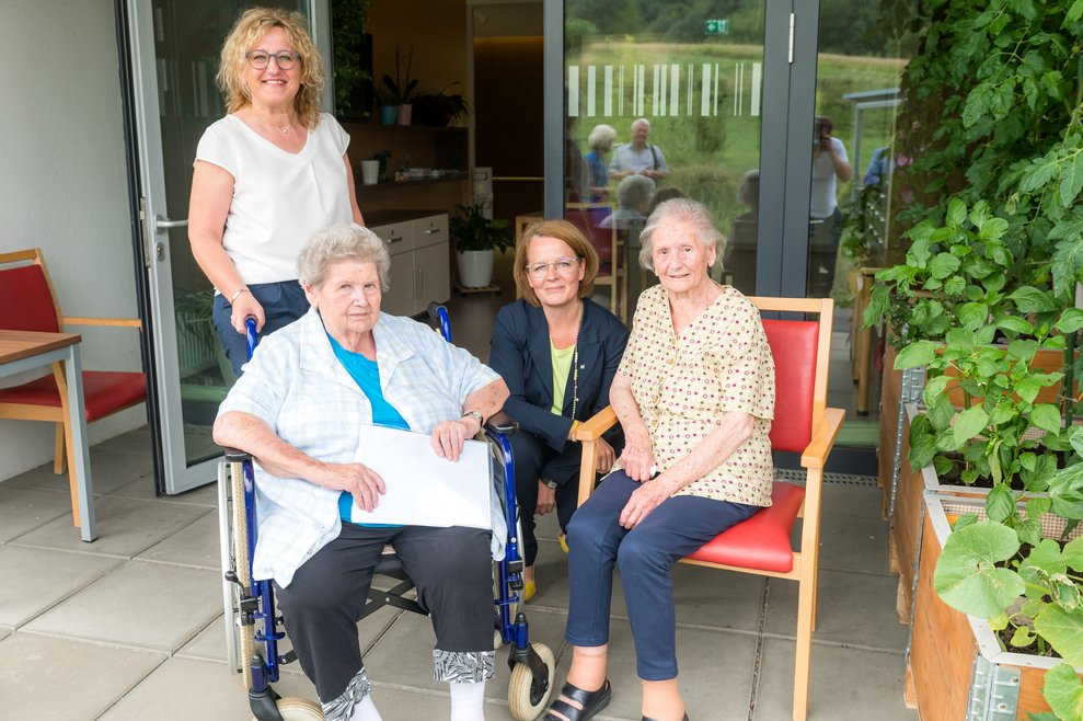 Gruppenbild mit Frau Landesrätin Christiane Teschl Hofmeister, Dir. Gertrude Bauernfried und Bewohnerinnen 