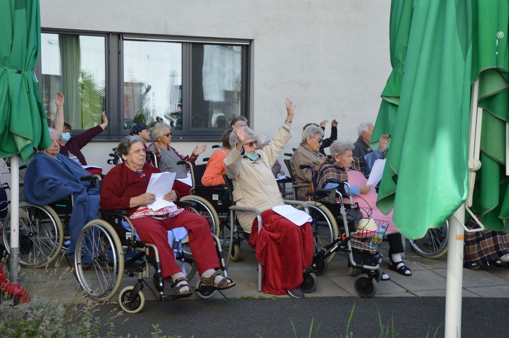 BewohnerInnen sitzen draußen