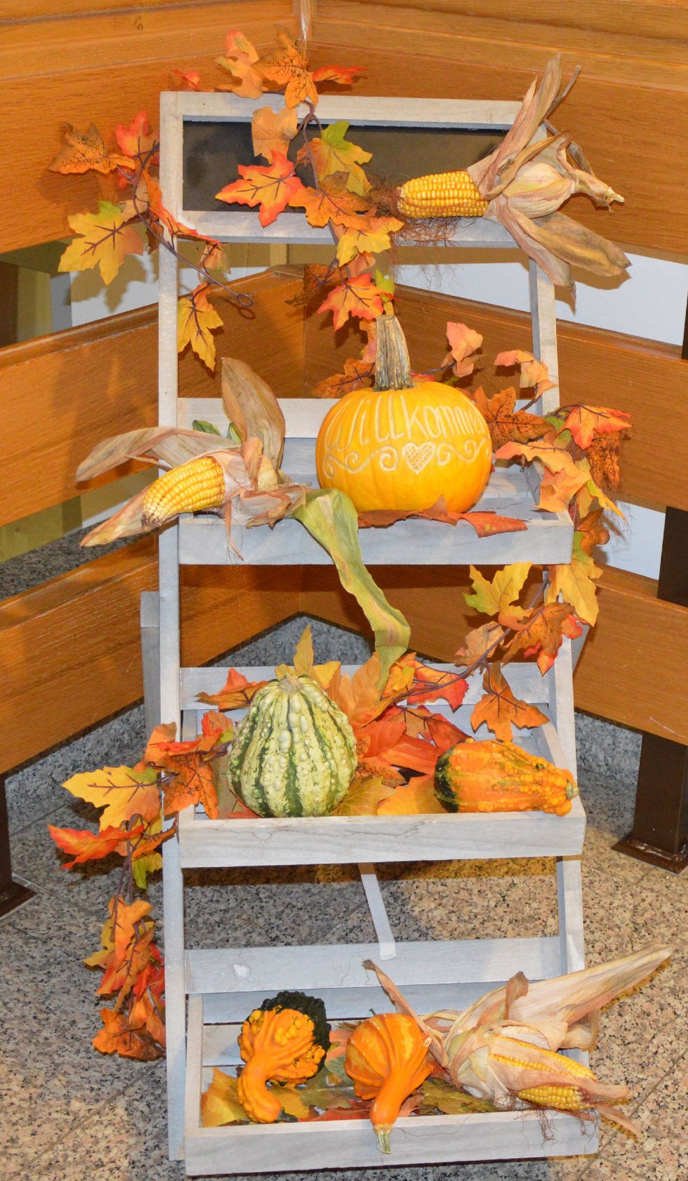 Dekoaufsteller mit Kürbissen