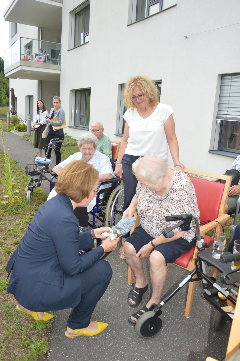 Bewohnerin überreicht Frau Landesrätin selbst gestickte Socken