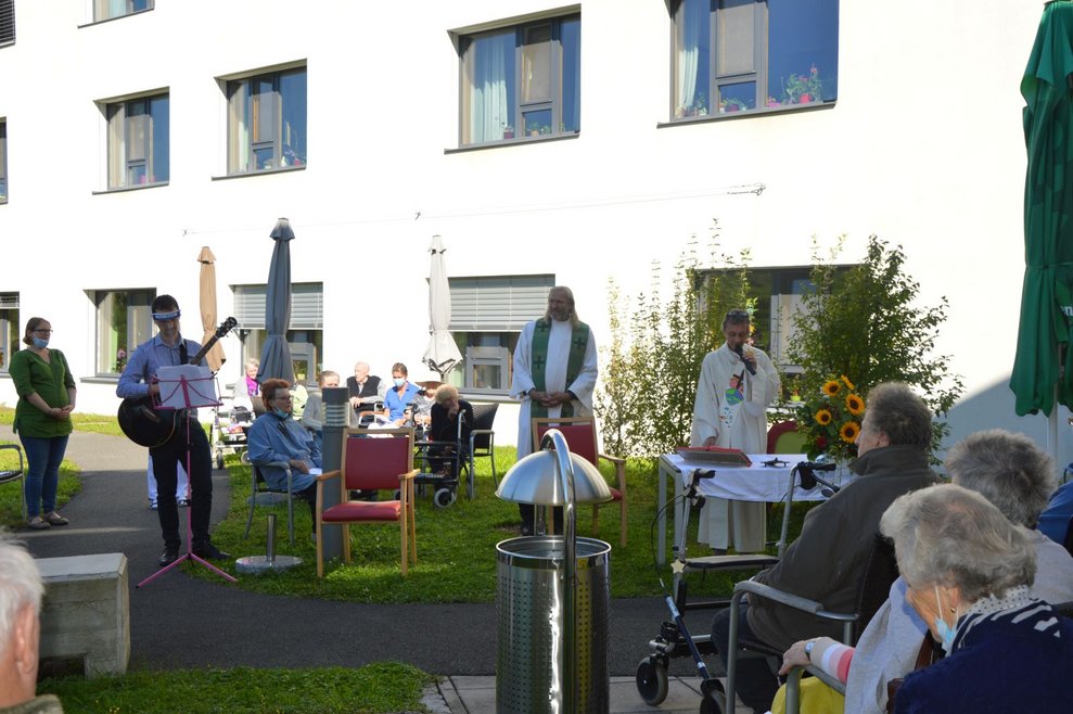 BewohnerInnen und Pfarrer bei der Messe