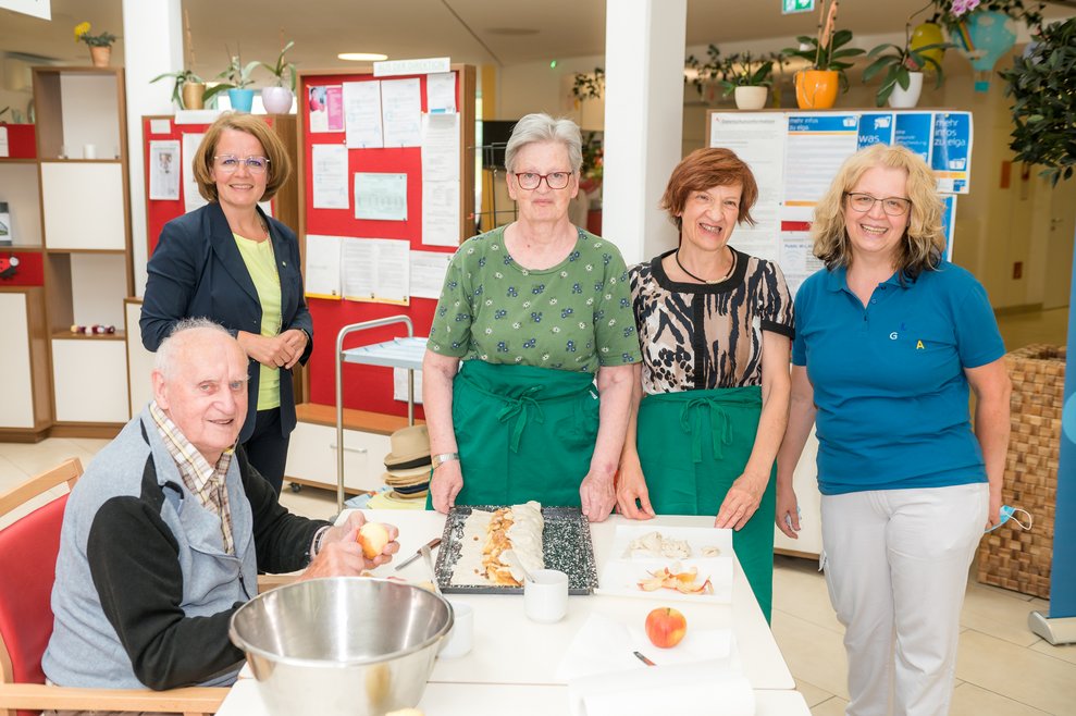 Drinnen wurde ein leckerer Apfelstrudel von den Ehrenamtlichen Mitarbeiterinnen gebacken