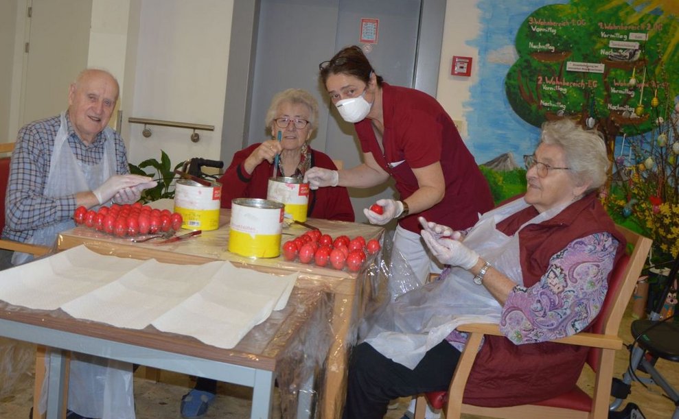 Bewohner: innen färben Eier ein.