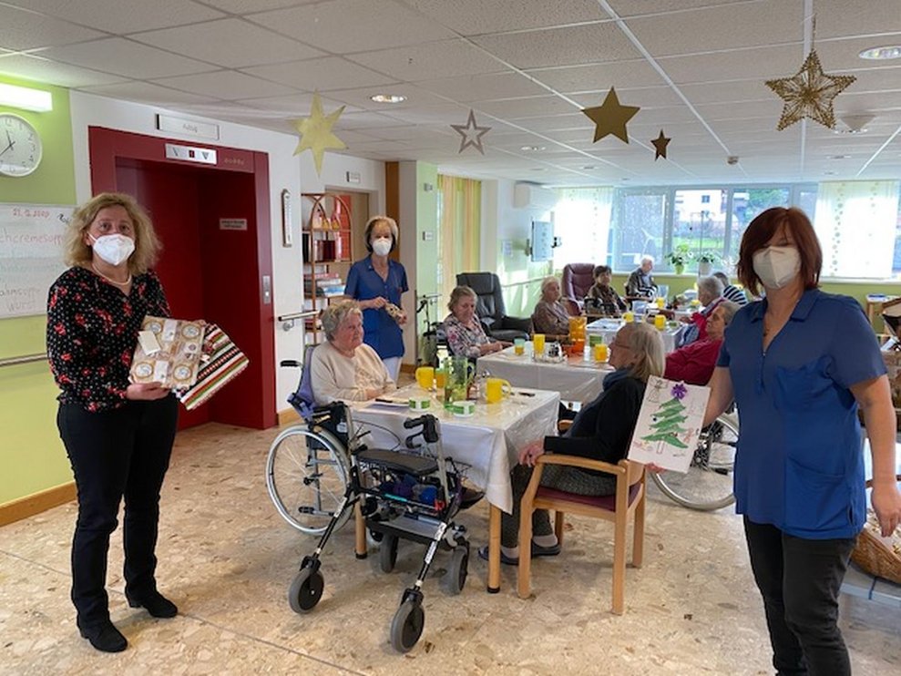Bewohner: innen bekommen Weihnachtsgeschenke übergeben
