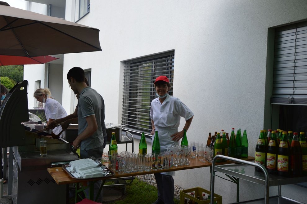 MitarbeiterInnen grillen