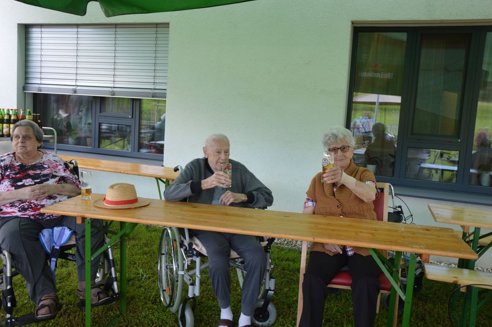 BewohnerInnen halten Gläser