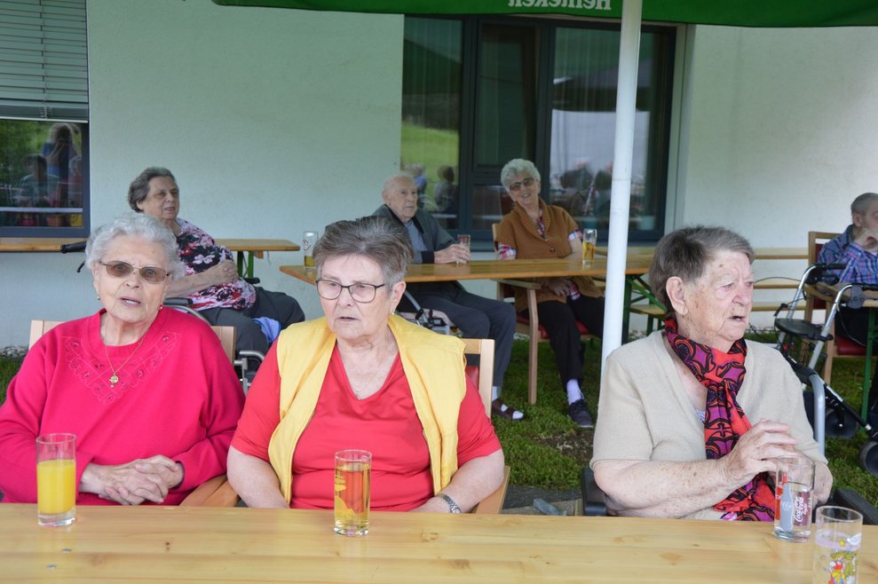 BewohnerInnen sitzen draußen