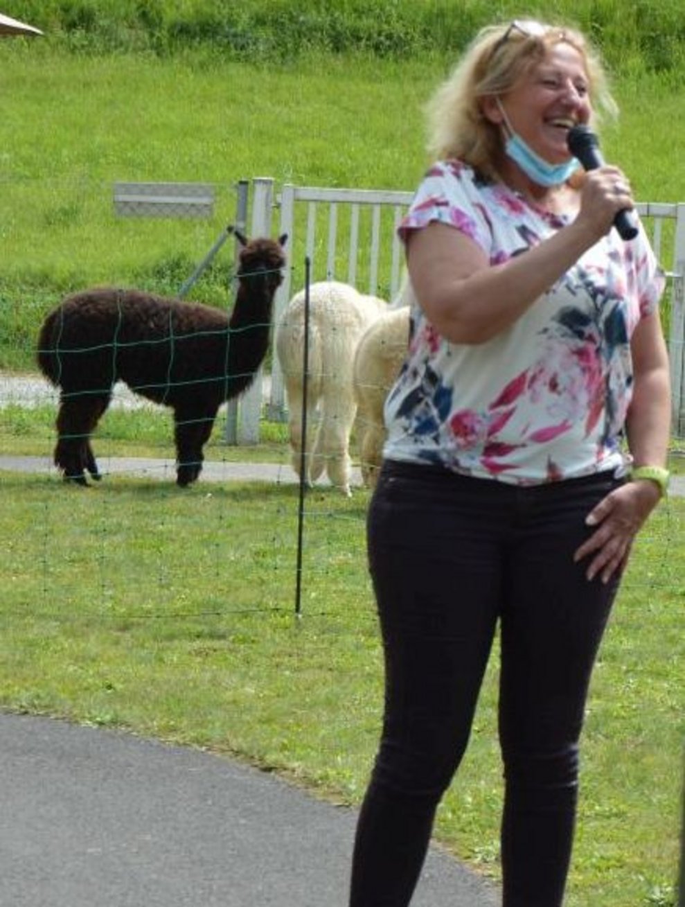 Direktorin spricht ins Mikrofon