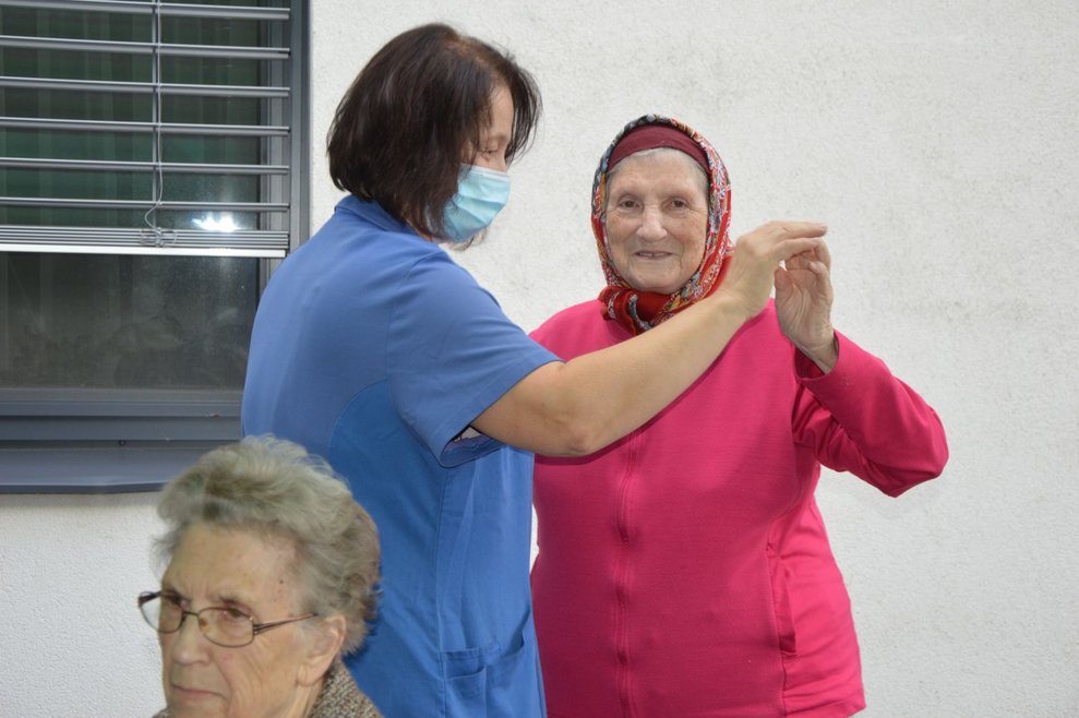 Bewohnerin und Betreuerin tanzen