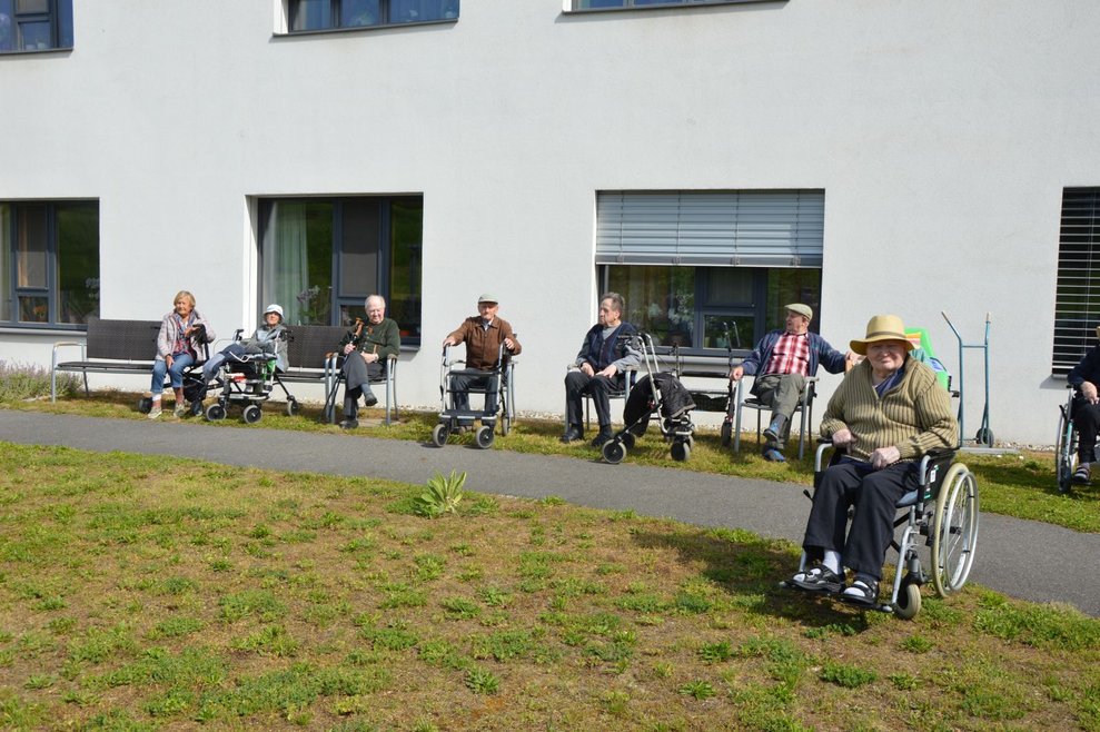 BewohnerInnen lauschen zur Musik