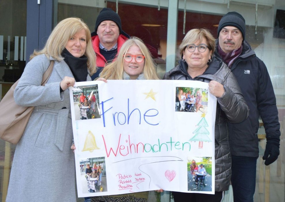 Angehörige mit Plakat.