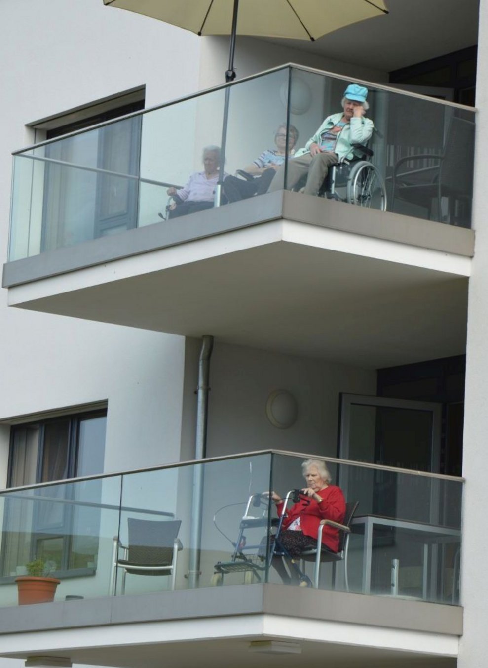 BewohnerInnen sitzen am Balkon