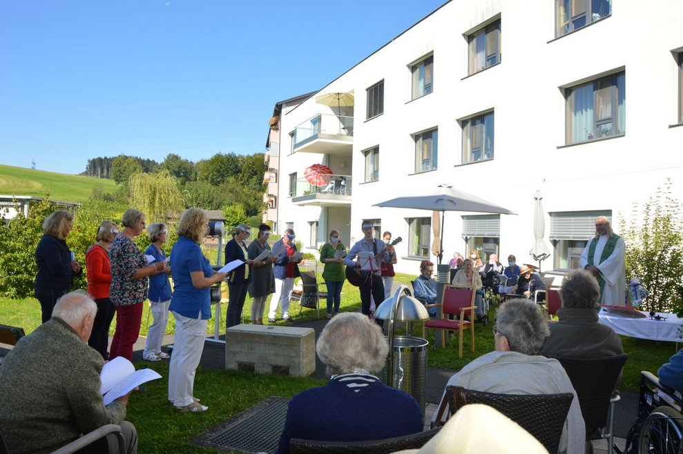 BewohnerInnen stehen draußen