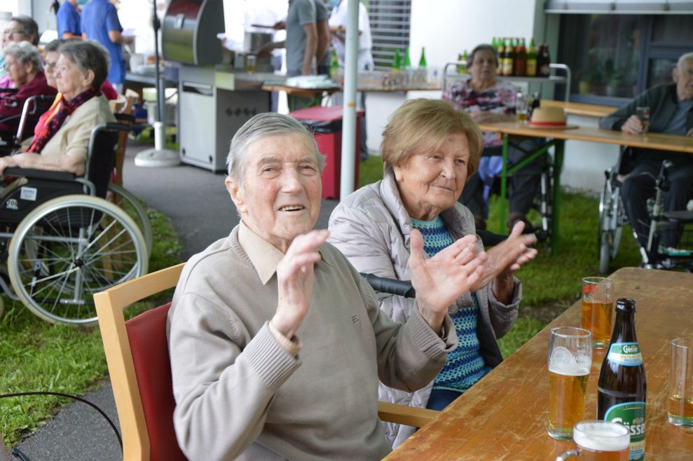 BewohnerInnen klatschen