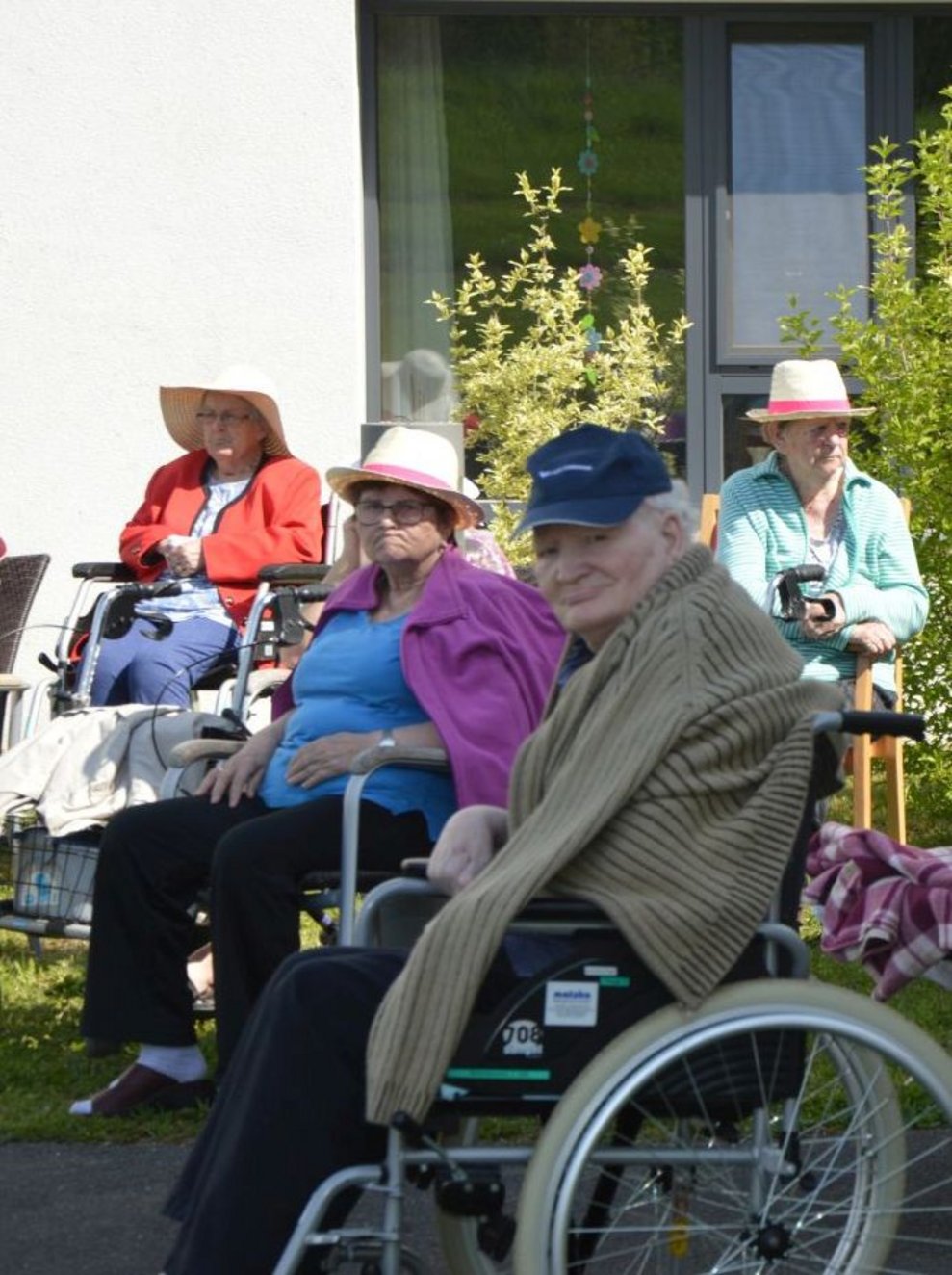 BewohnerInnen sitzen draußen
