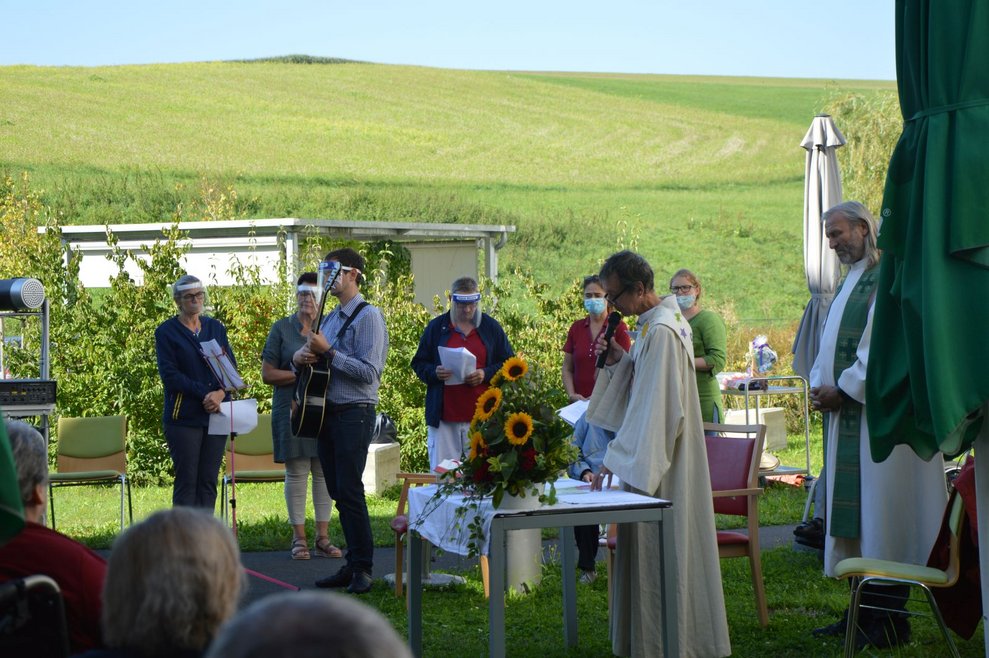 BewohnerInnen sitzen draußen