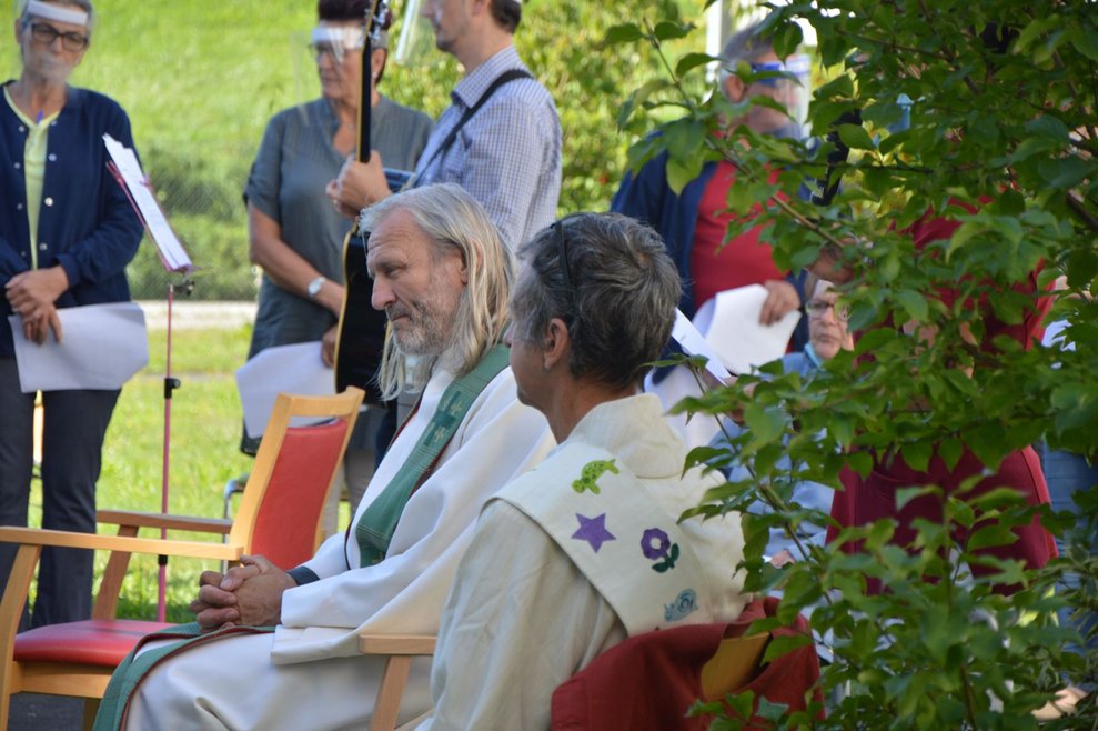 BewohnerInnen sitzen draußen