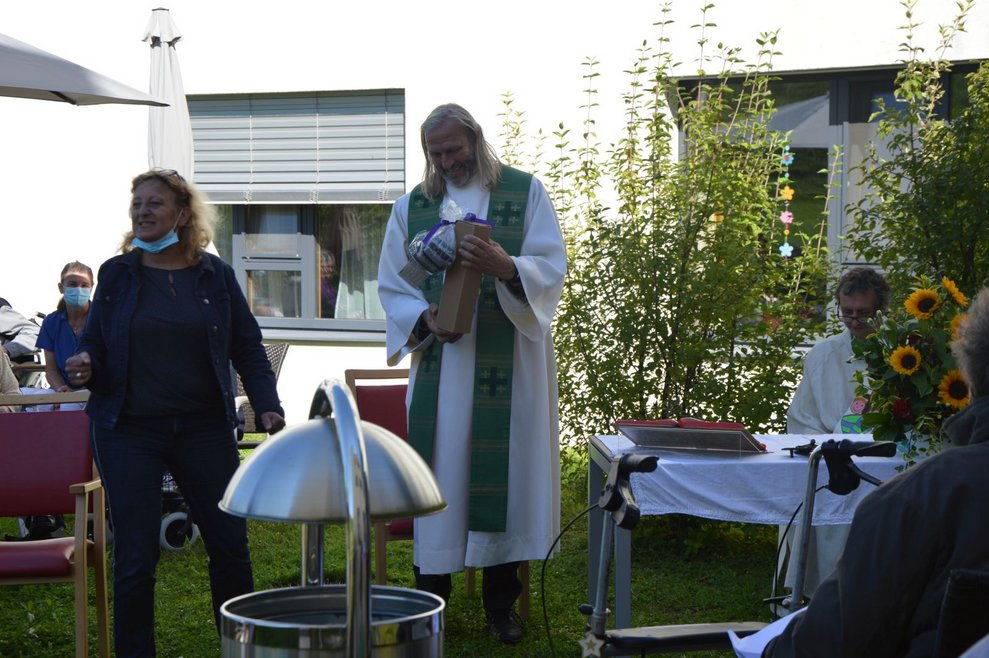 Zwei Frauen stehen beim Pfarrer