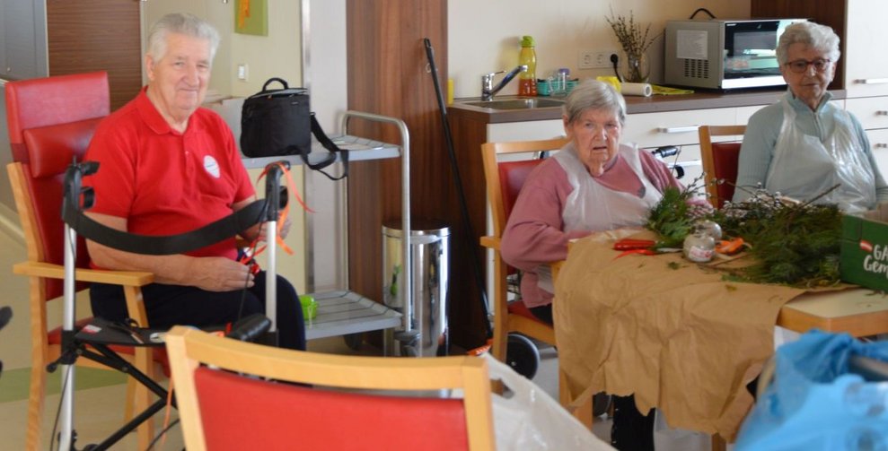 Bewohner: innen binden Palmbesen