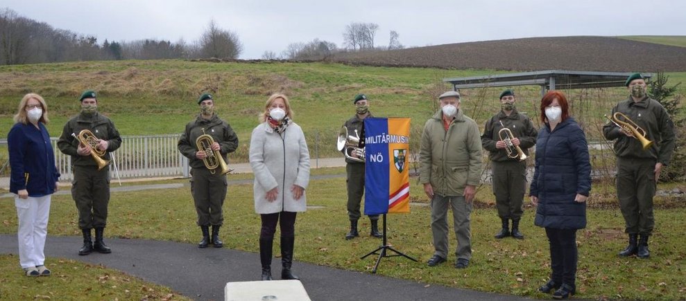 Mittarbeiter: innen und Kapelle.