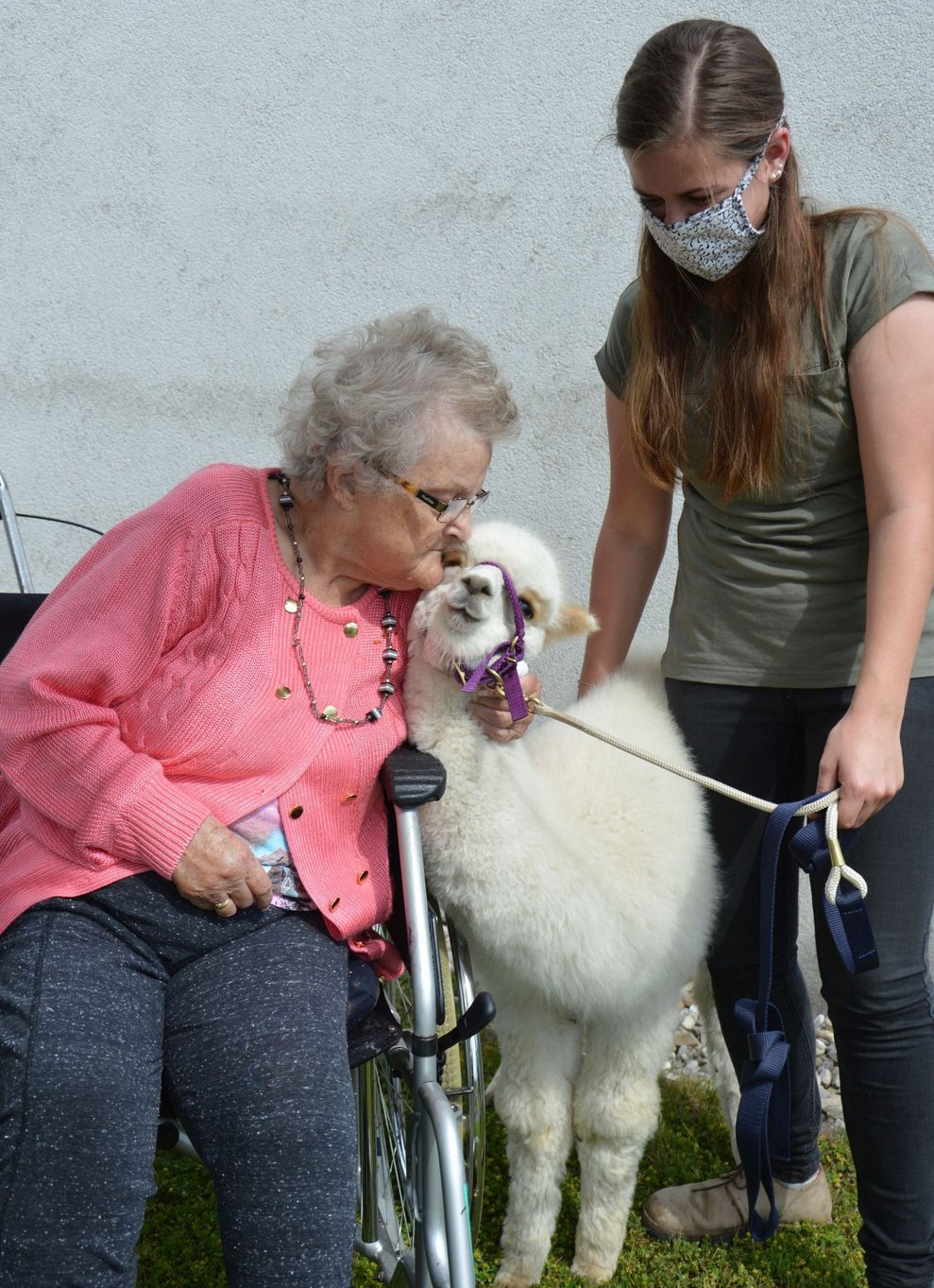 Bewohnerin mit Alpaka