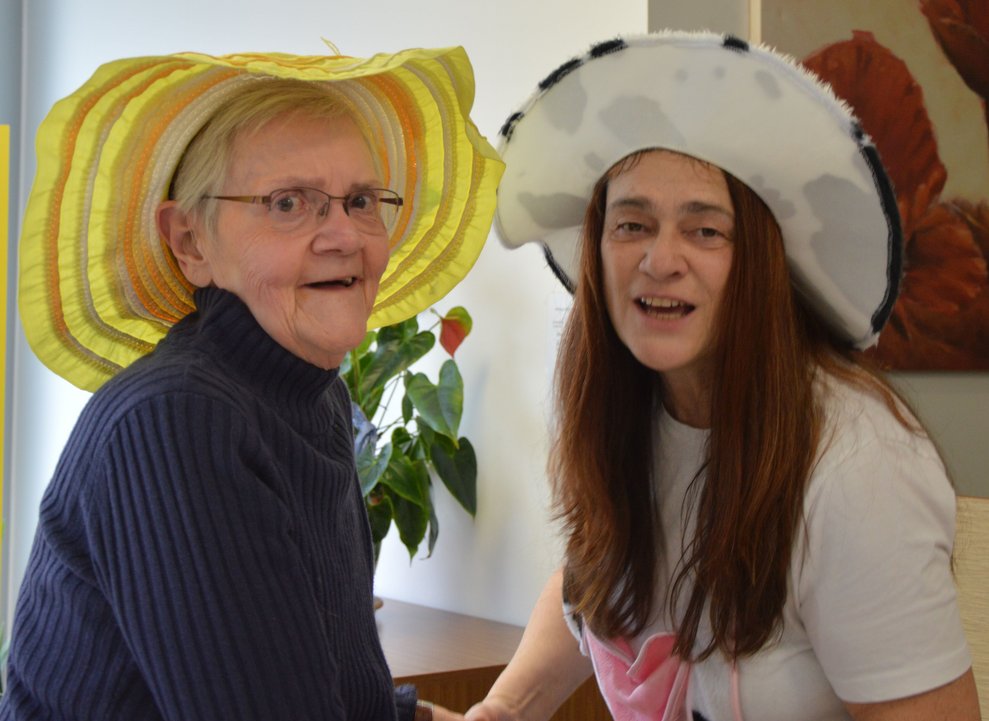 Bewohnerin mit unserer Alltagsbegleiterin Fr. Fertl