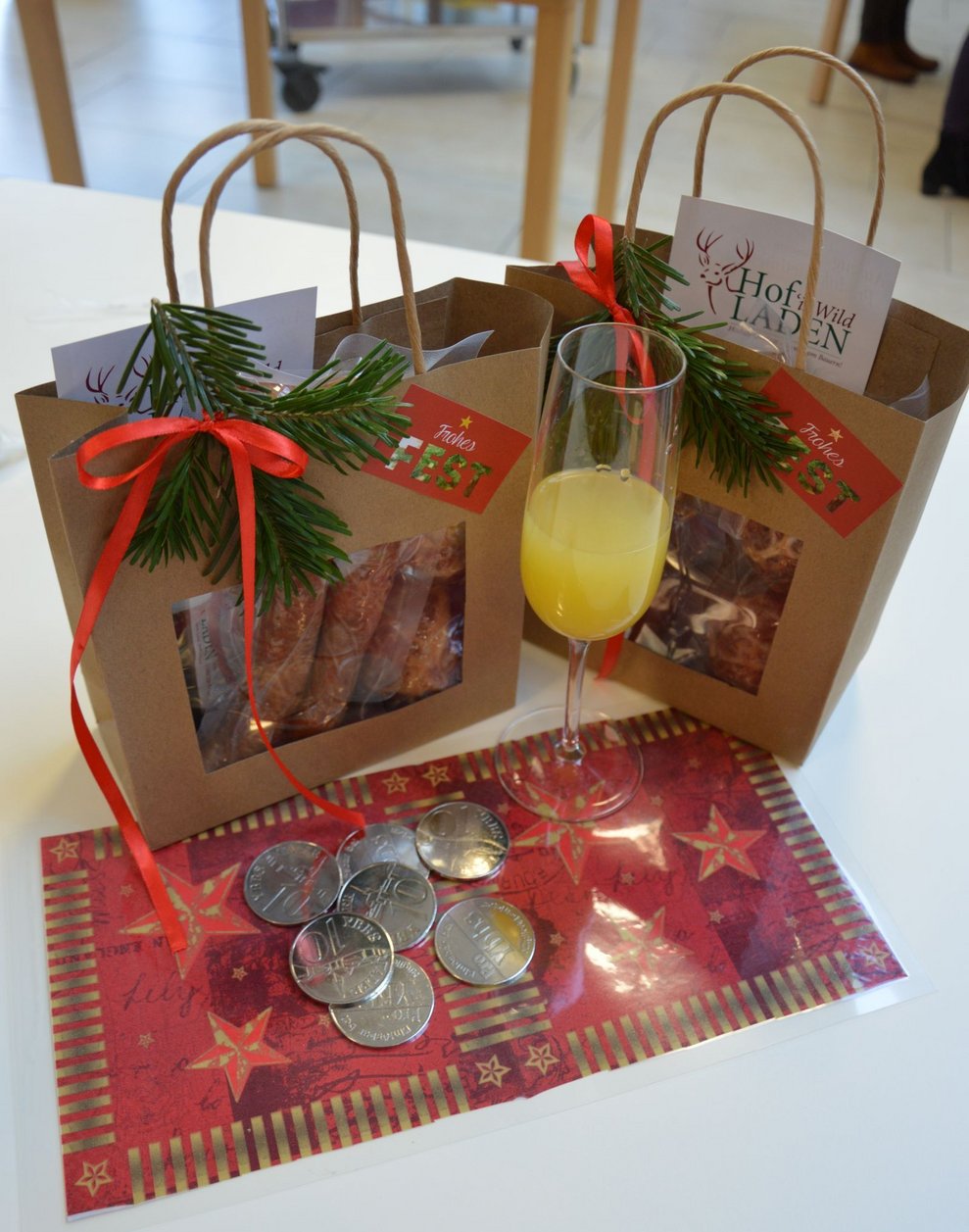 Geschenksackerl mit Wurstspäzialitäten.