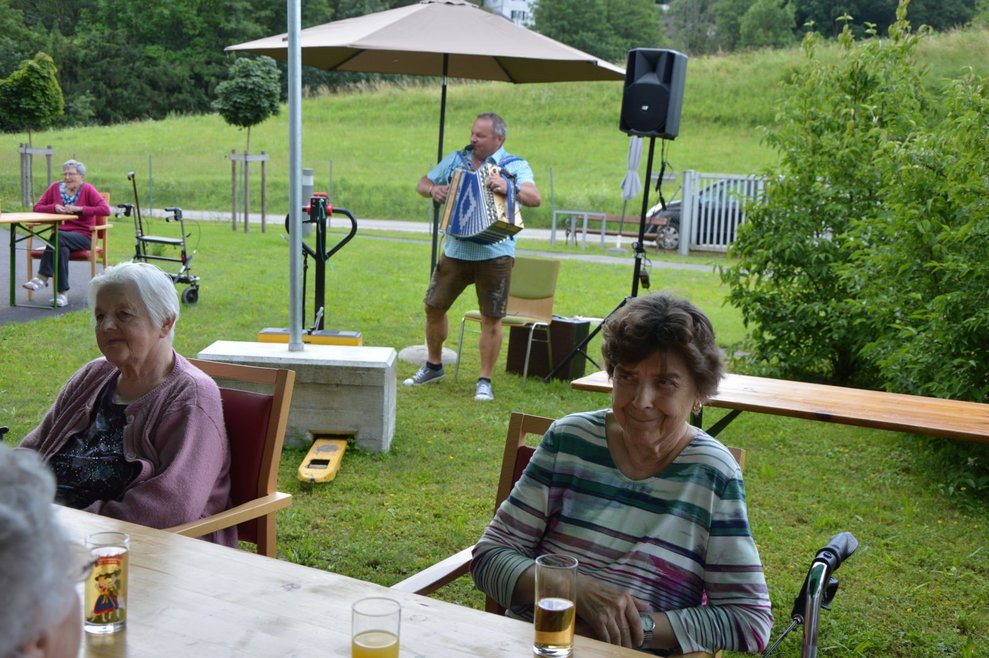 BewohnerInnen sitzen draußen