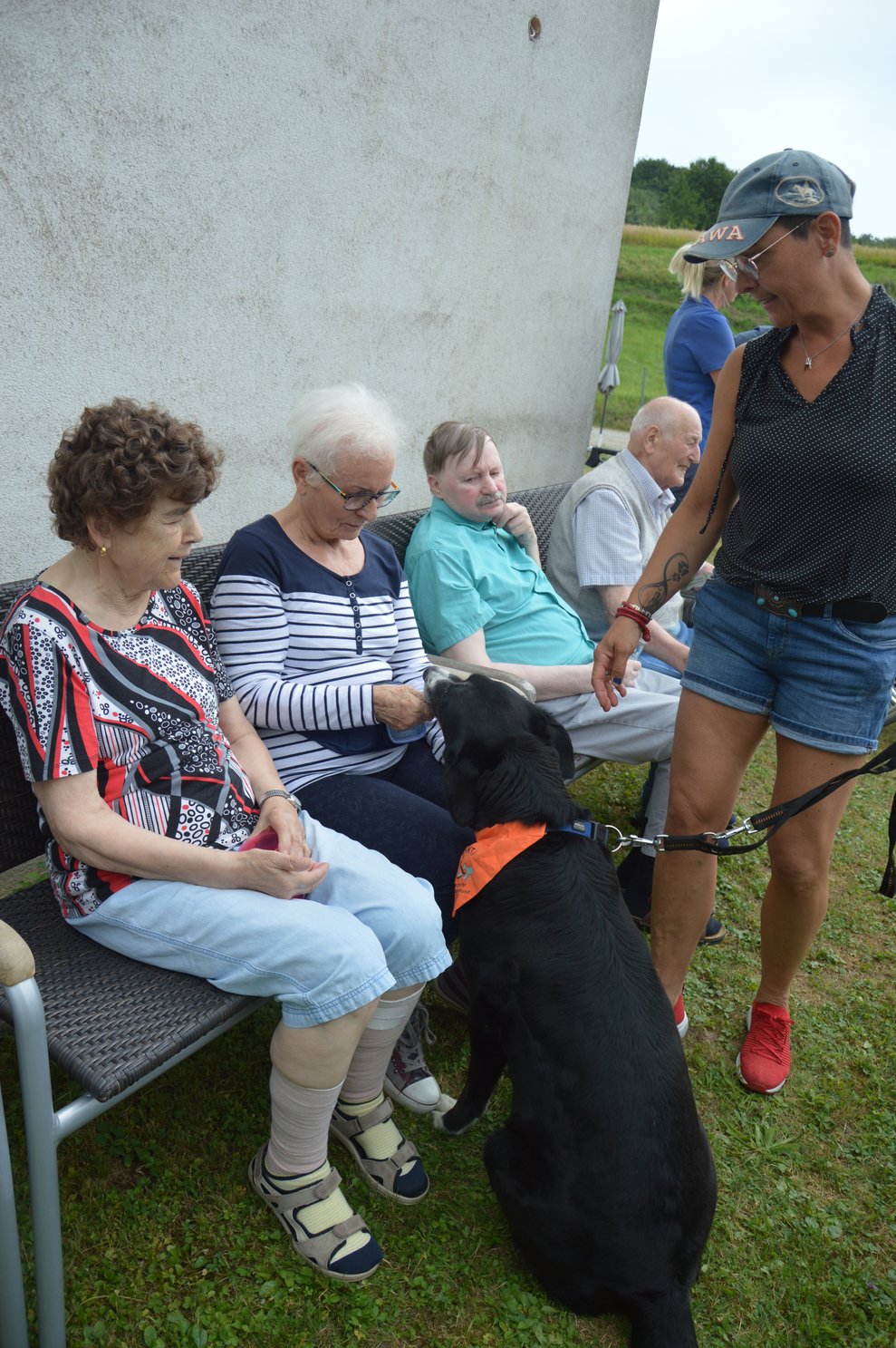 Bewohnerinnen streichelten den Therapiehund