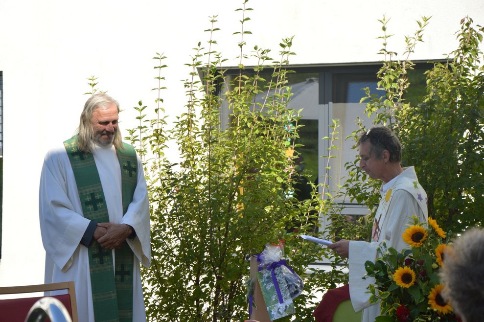 Pfarrer steht draußen